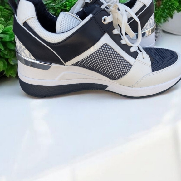 EUC Michael Kors Georgie Mixed-Media Trainer Size 7 Navy and White - Picture 5 of 8